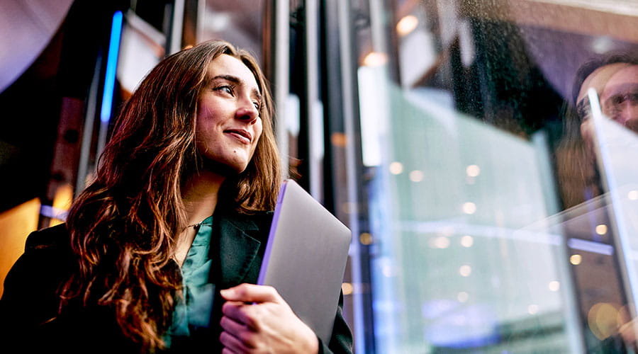 Mujer sosteniendo una tableta revisando planos de construcción