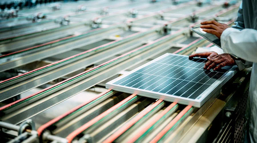 Manos inspeccionando una instalación de paneles solares