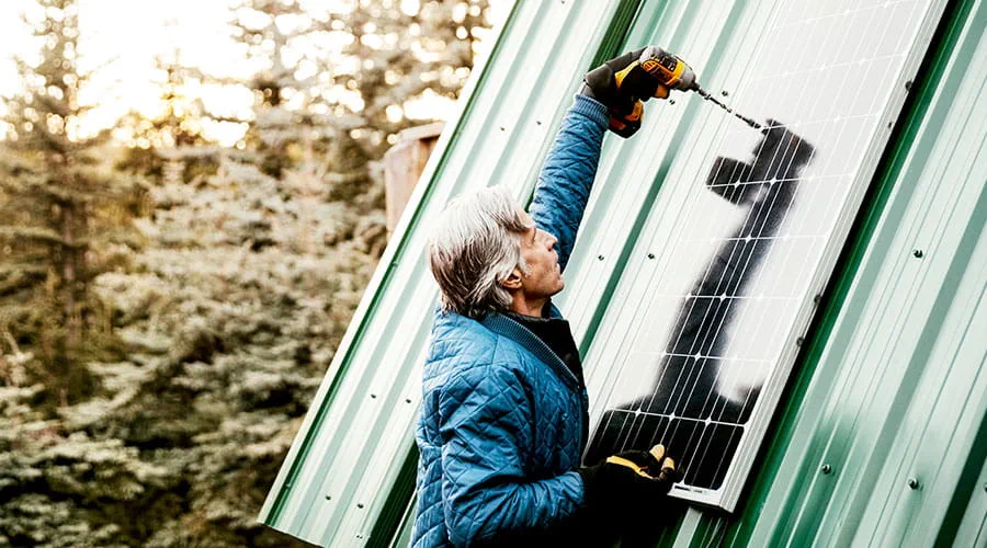 Técnico instalando paneles solares en el techo