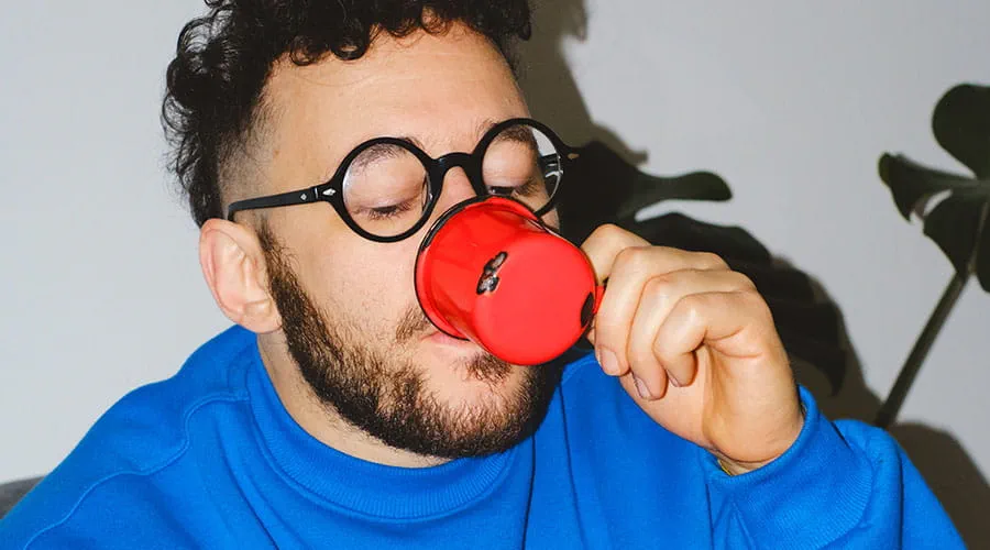 Personne parlant dans un combiné téléphonique rouge dans un cadre de studio