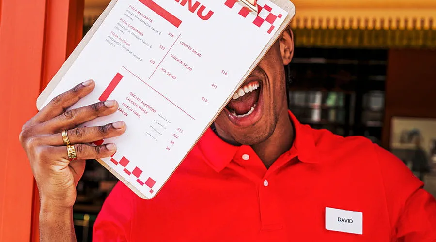 Winkelmedewerker houdt productdoos vast in winkel