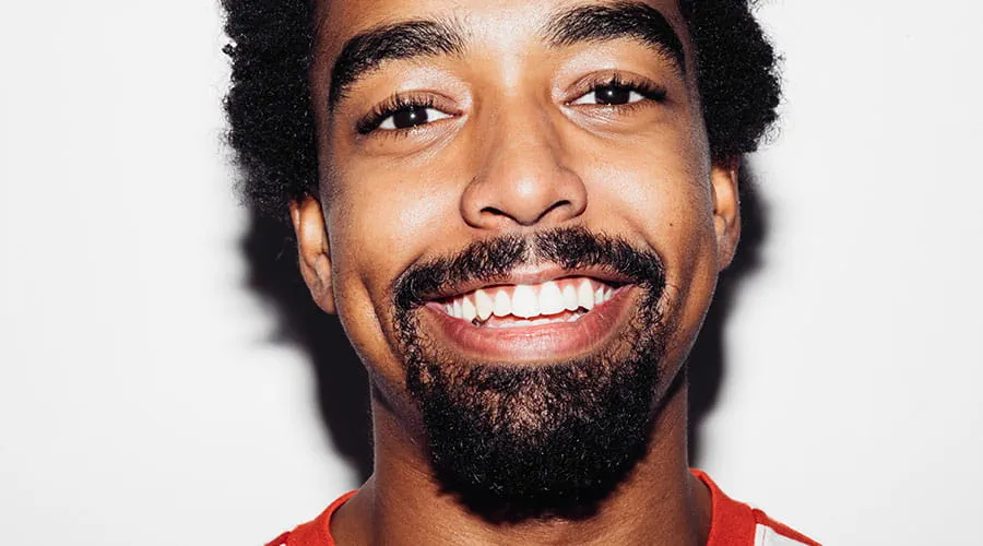 Homme souriant sur un portrait contre un fond neutre Homme souriant sur un portrait contre un fond neutre