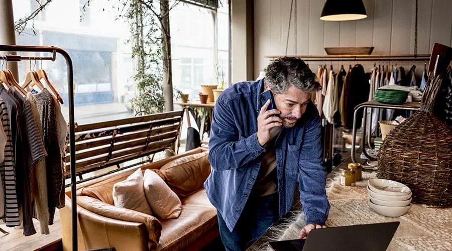 Vendeur(se) rangeant les produits en rayon Vendeur(se) rangeant les produits en rayon
