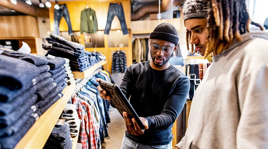 Vendeur aidant un client pour son achat Vendeur aidant un client pour son achat