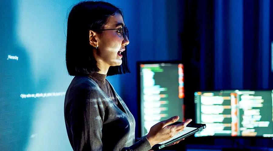 Persoon werkt met code op scherm