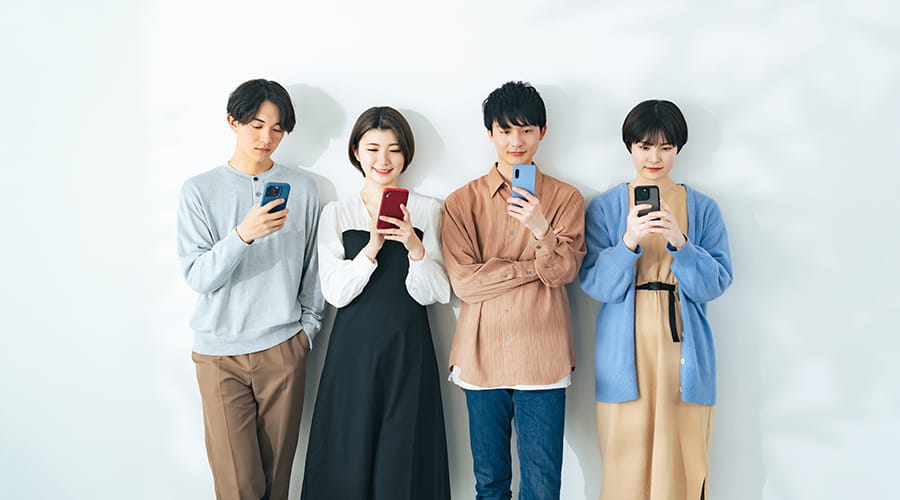 Z世代とは?何歳から何歳まで?特徴や価値観、ミレニアル/α世代&ゆとり世代との違いも解説! Z世代とは?何歳から何歳まで?特徴や価値観、ミレニアル/α世代&ゆとり世代との違いも解説!