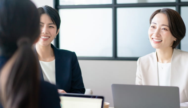 ビジネスシーンで活躍する人々