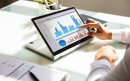 Un chargé RH en train de suivre les indicateurs de performance de sa campagne de recrutement digital. Un chargé RH en train de suivre les indicateurs de performance de sa campagne de recrutement digital.