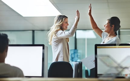 Deux collègues qui ont l'air motivé et heureux au travail. 