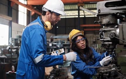 Deux salariés de l’industrie équipés d’EPI adaptés 