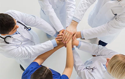 équipe de 5 personnes se réuni suite à un projet réussi 