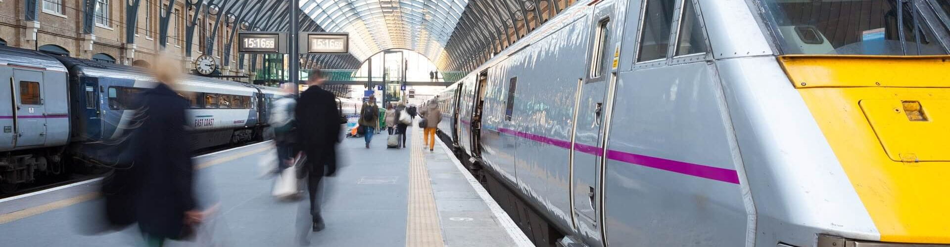 Un train dans une gare avec des personnes sur le quai
