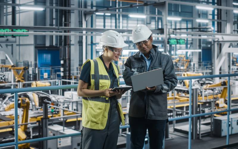 Deux-managers-dans-un-entrepôt-logistique