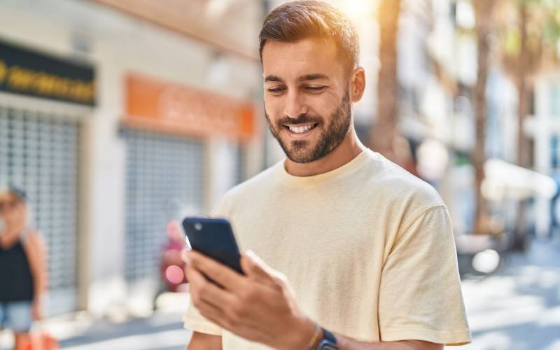 Un-homme-consulte-une-offre-d-emploi-sur-son-smartphone