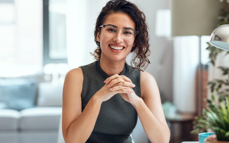 Jeune-femme-souriante-dans-un-bureau