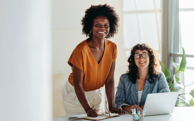 Deux-femmes-heureuses-dans-leur-bureau