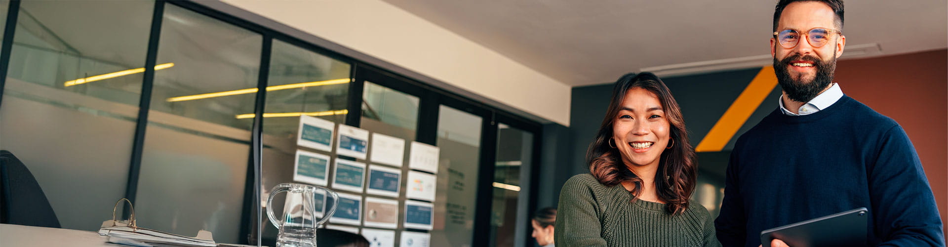 deux RH travaillant avec Adecco recrutement 