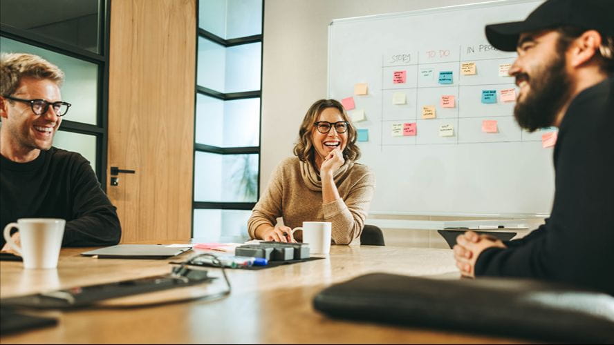une équipe créative travaillant sur un projet de marque employeur pour un client 