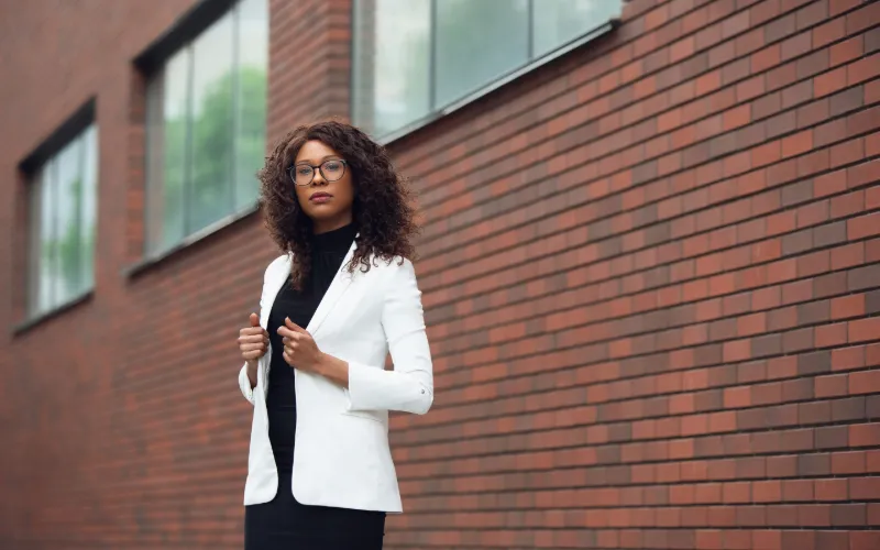 femme-devant-immeuble