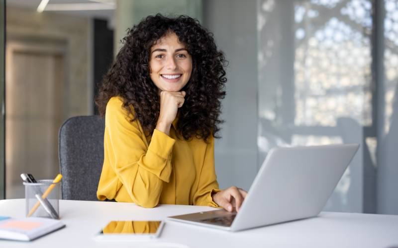 Femme-souriante-sur-son-ordinateur