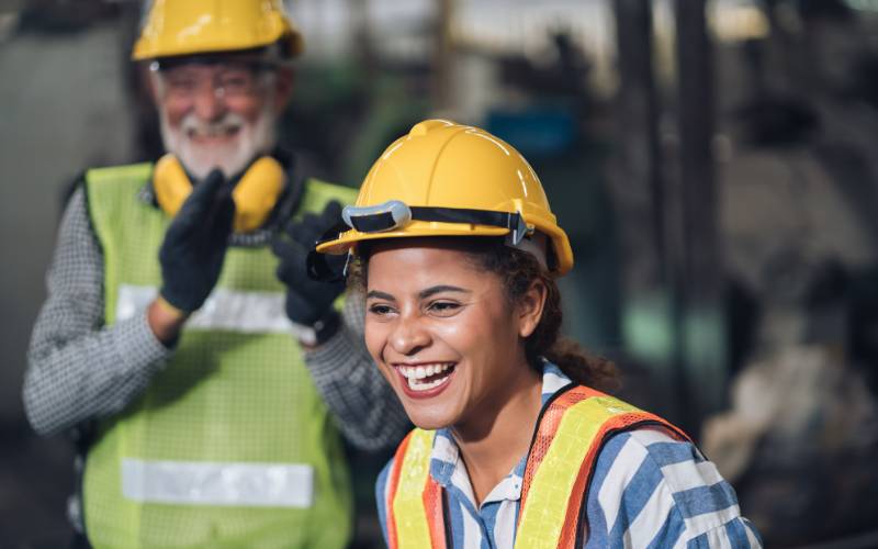 Femme-heureuse-de-travailler-dans-le-BTP