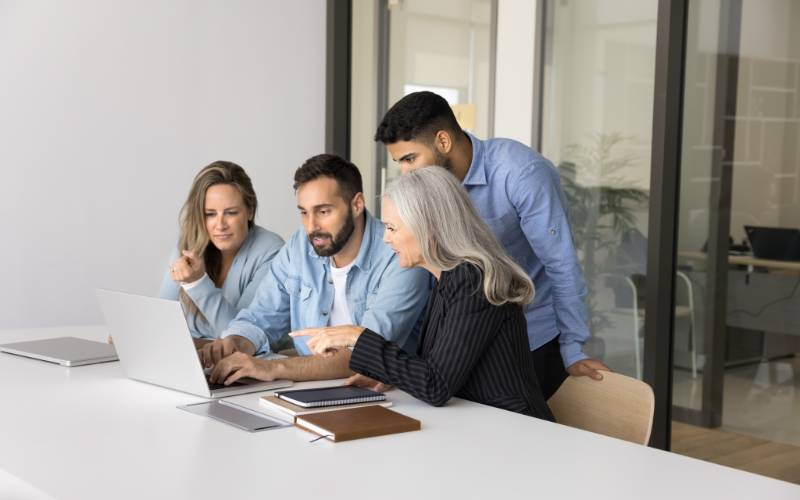 Equipe-travaille-sur-un-ordinateur
