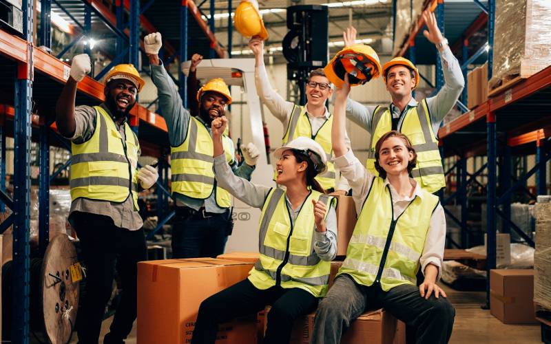 Equipe-logisitique-transport-heureuse