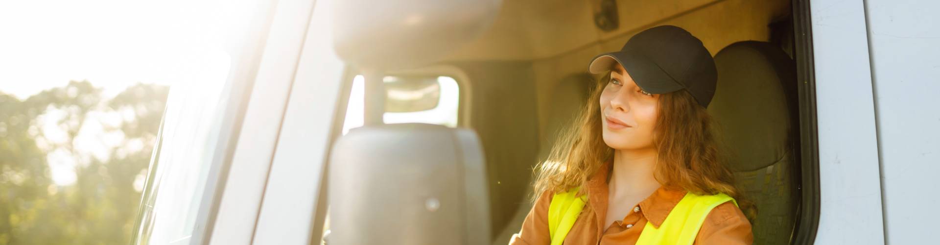 Femme brune conduit un camion