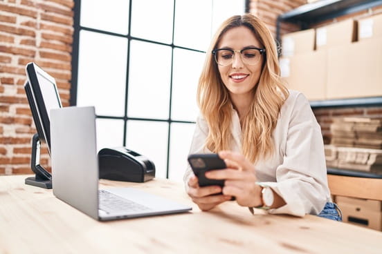 Une professionnelle utilisant la solution Adecco by QAPA sur son téléphone  ​