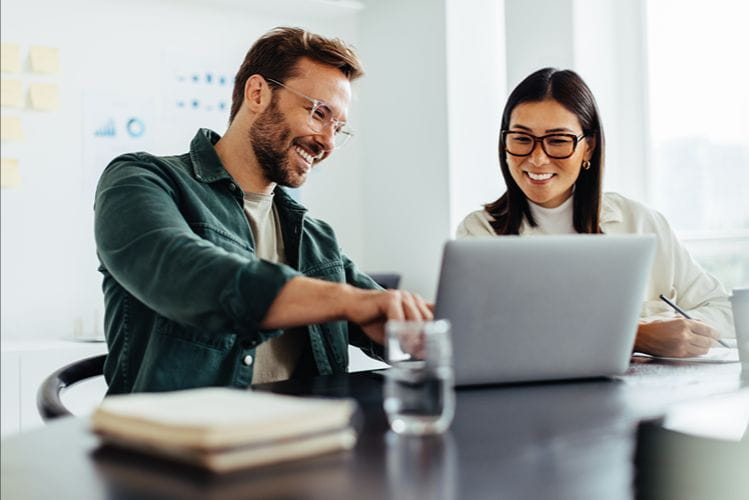 Deux RH comparant le CDD et l’intérim sur leur ordinateur​