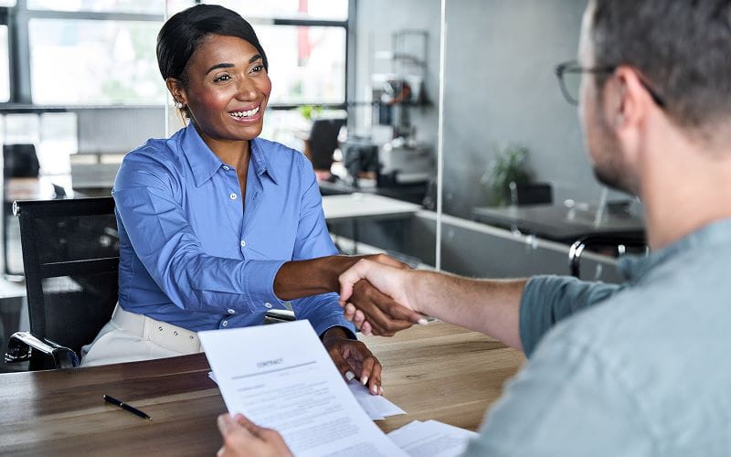 Un nouvel employé serrant la main de son employeur pour lui souhaiter la bienvenue dans son nouvel emploi.