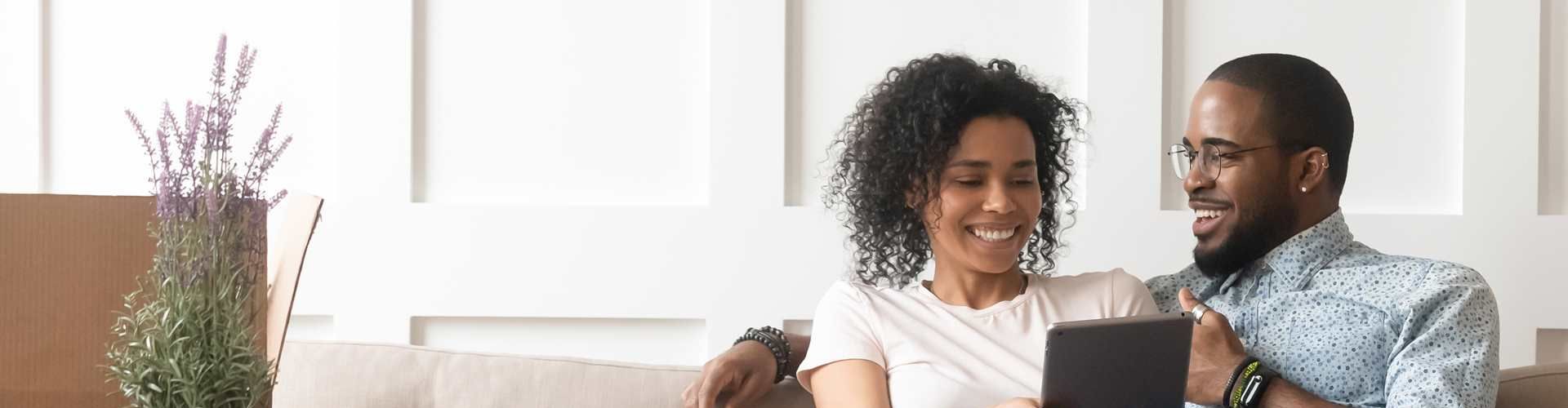 Joyeux couple mari et femme déménage dans un nouvel appartement
