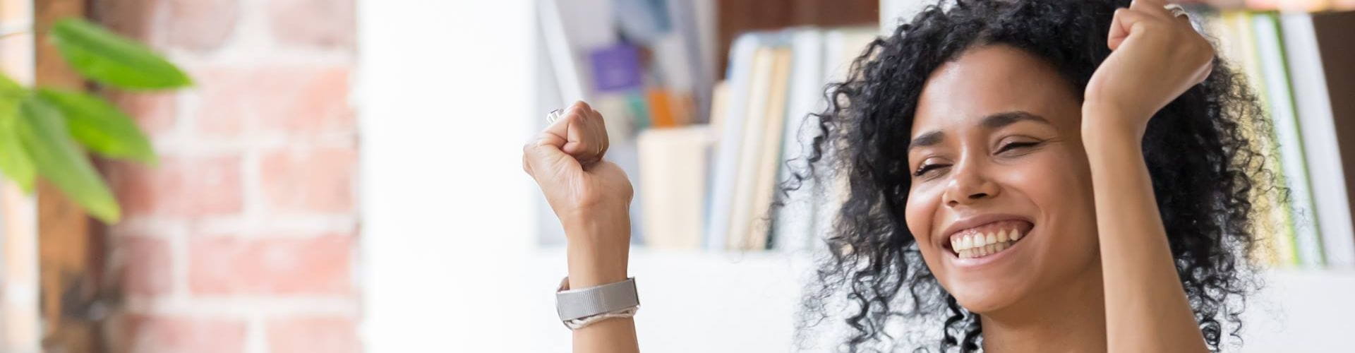une intérimaire heureuse et ravie de recevoir des avantages en travaillant avec Adecco