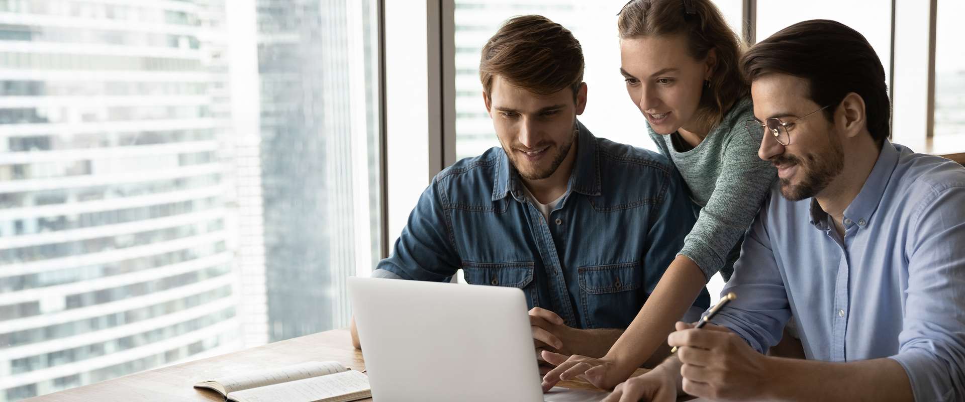 Salariée en parcours d’insertion accompagné pour développer ses compétences et accéder à un emploi durable grâce au dispositif CIPI.