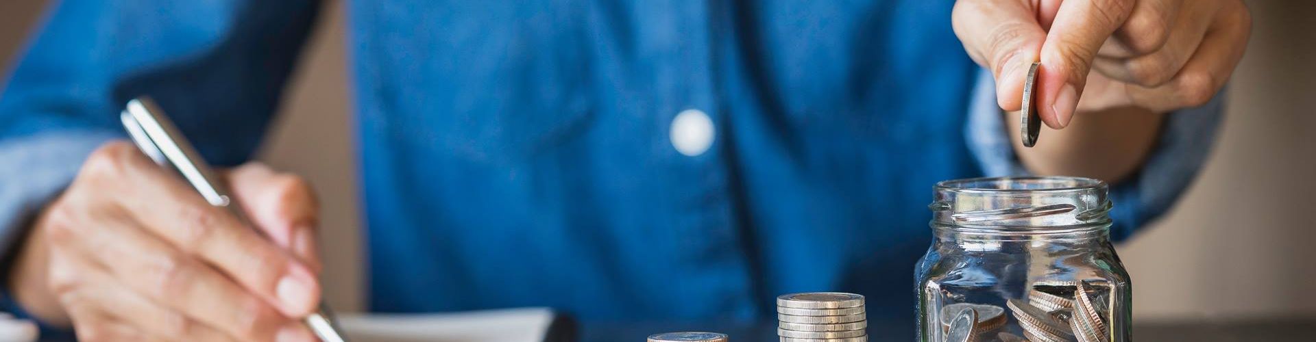 Homme inscrivant les économies pour l'avenir après la retraite