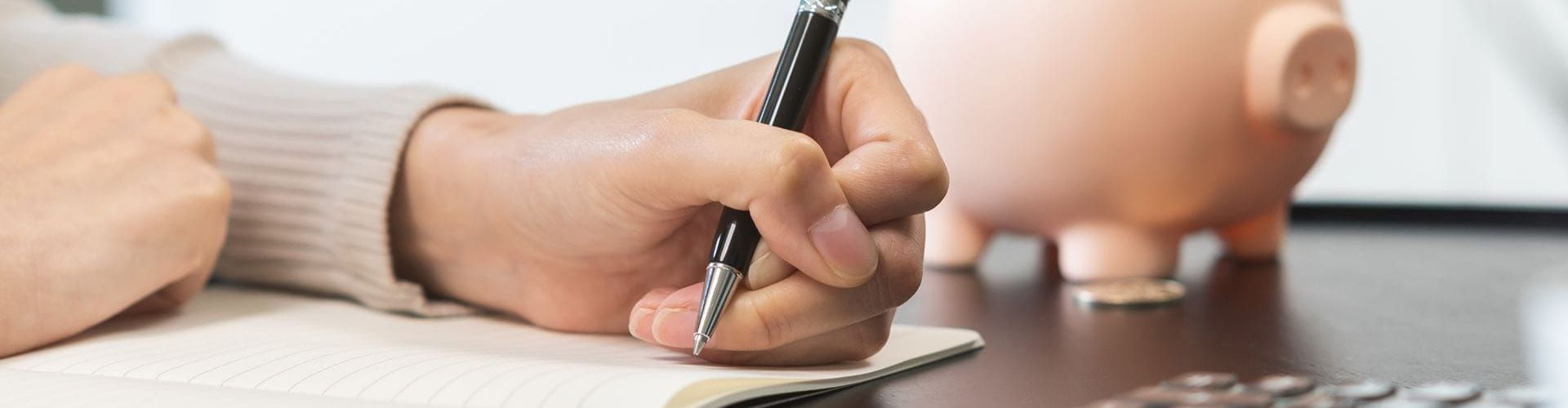 Femme calcule son salaire apres impots