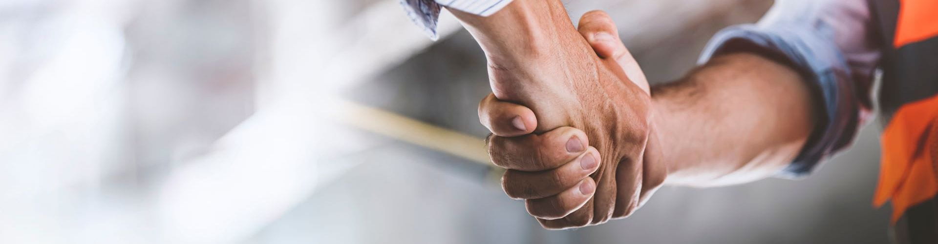 Deux amis serrant la main après s'être inscrits au programme de parrainage d'Adecco