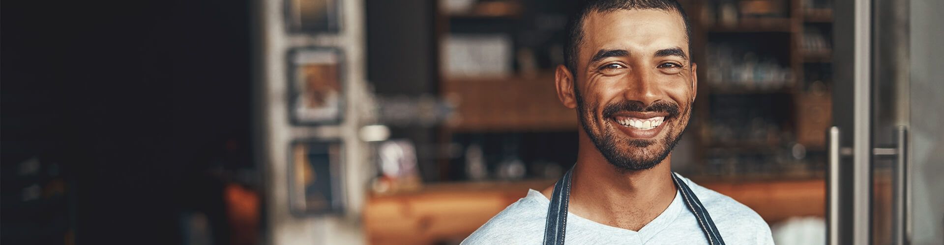Un cuisinier souriant