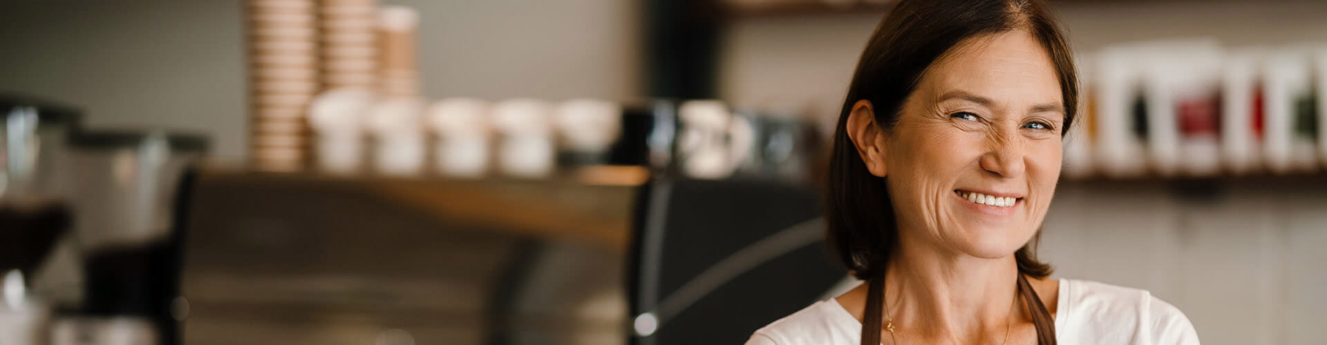 une femme vendeuse souriante avec un tablier de service