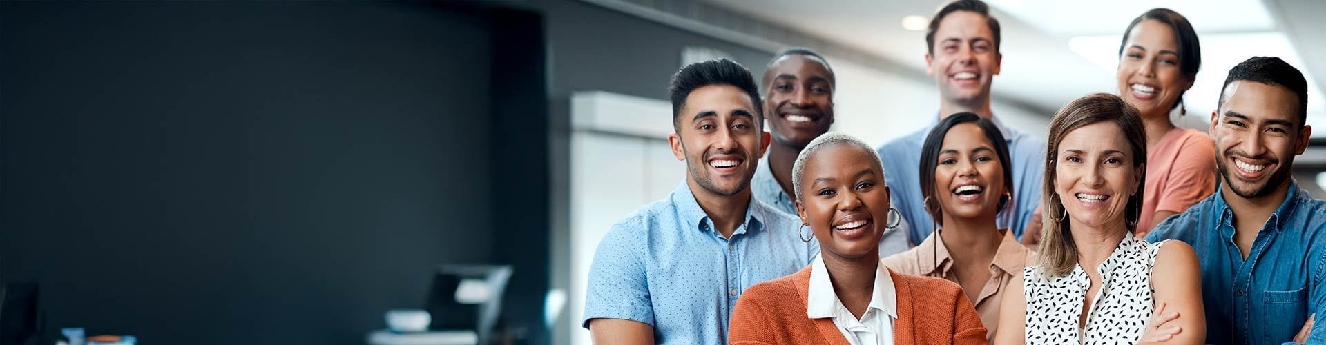 8 personnes qui font un sourire