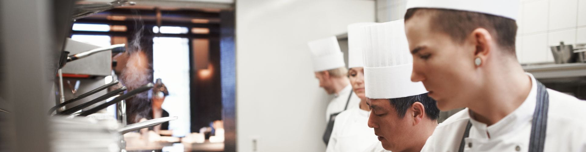 plusieurs homme en train de cuisiner