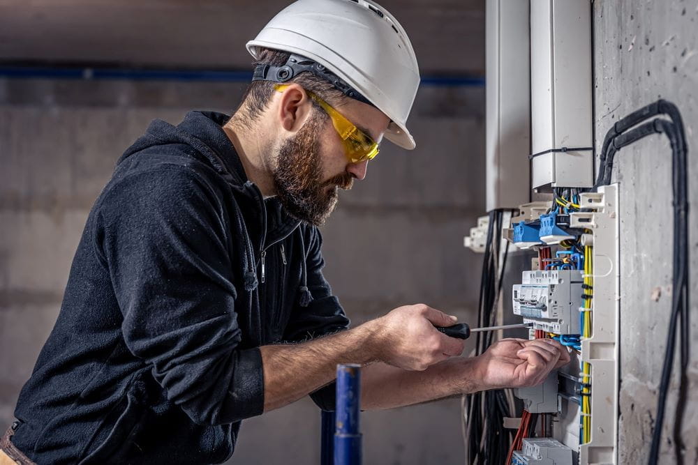 Un electricien qui travaille