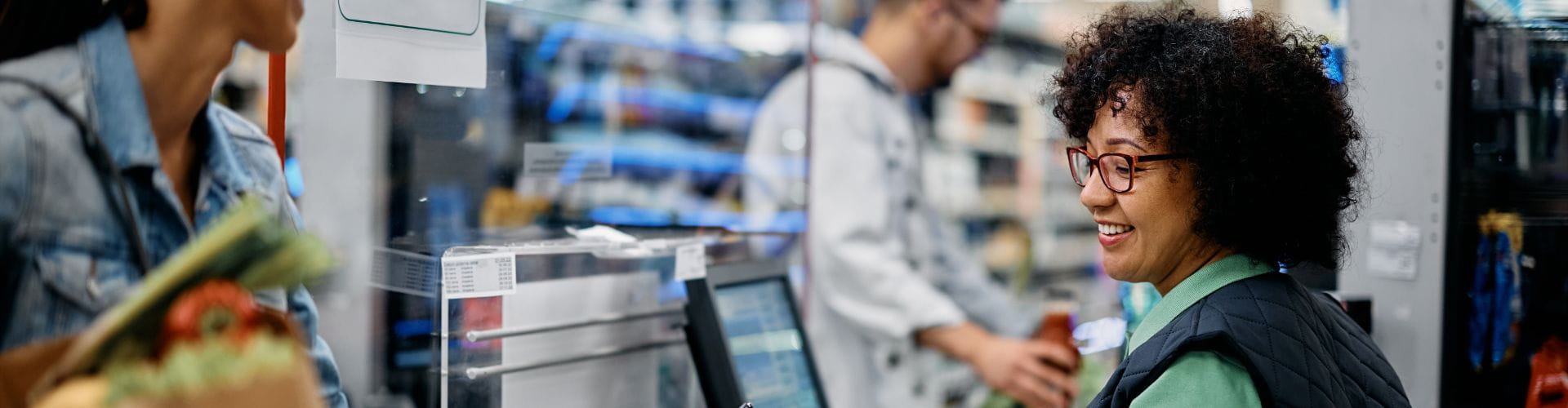 Une femme souriante caissière en supermarché