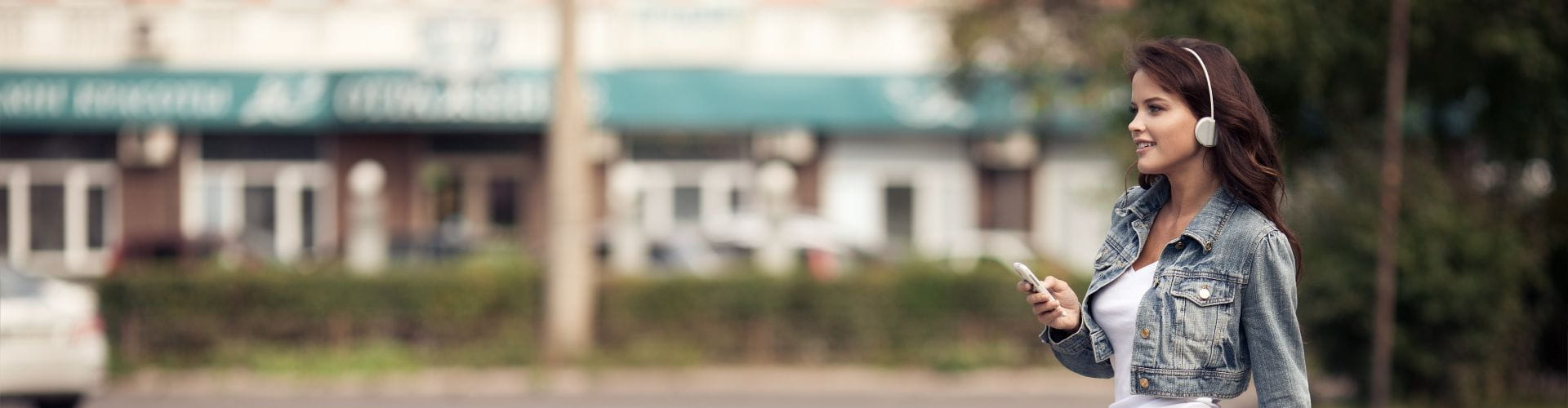 Une jeune femme dans la rue