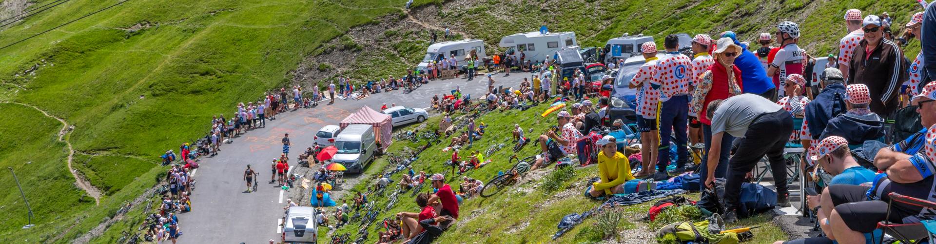  Une étape du Tour de France avec beaucoup de monde au bord de la route