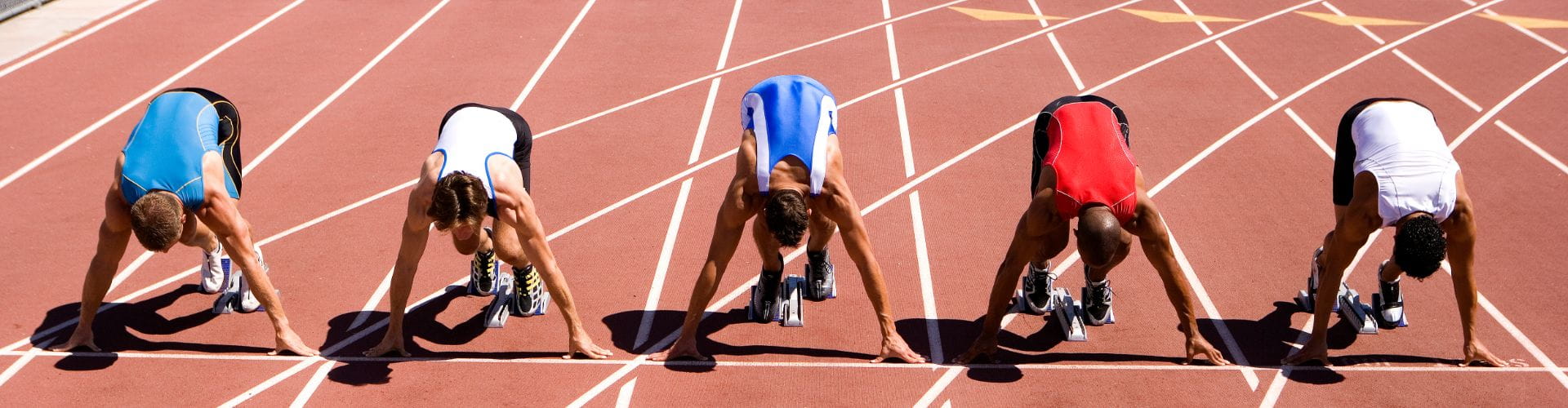 Un groupe de sportifs se positionne pour faire un bon départ de course
