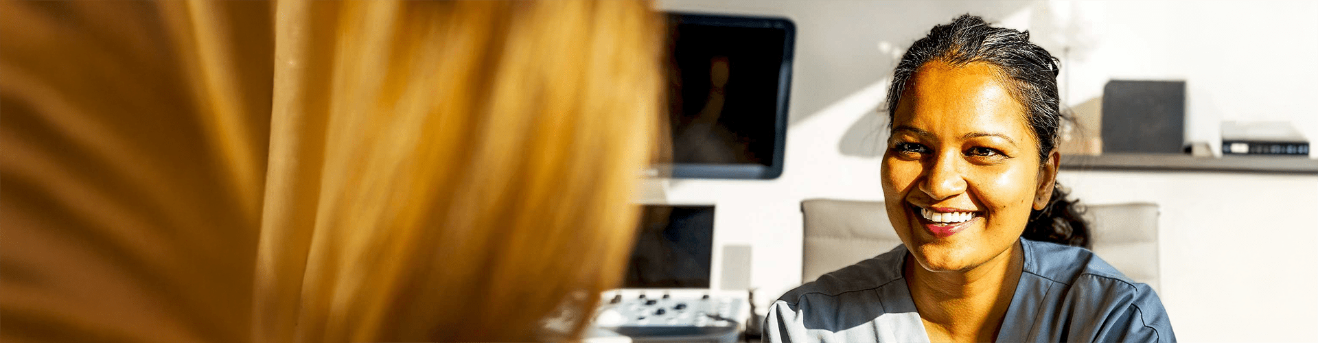 Médecin consultant un patient dans un cabinet médical