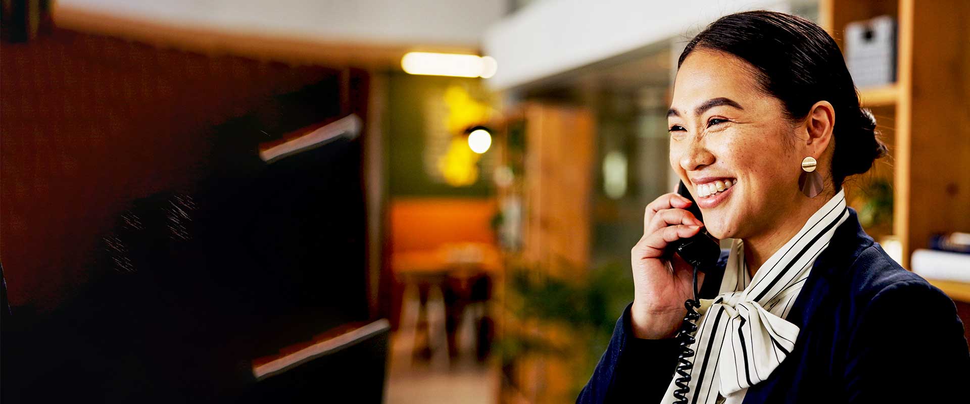 Membre du personnel de l'hôtel aidant un client à la réception