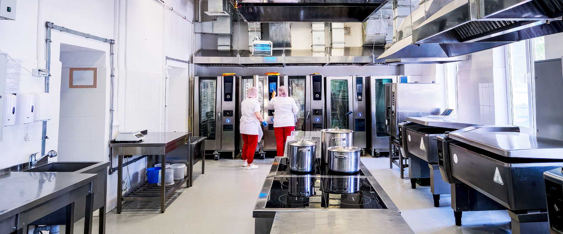 Cuisine commerciale propre prête pour la préparation des aliments et le service