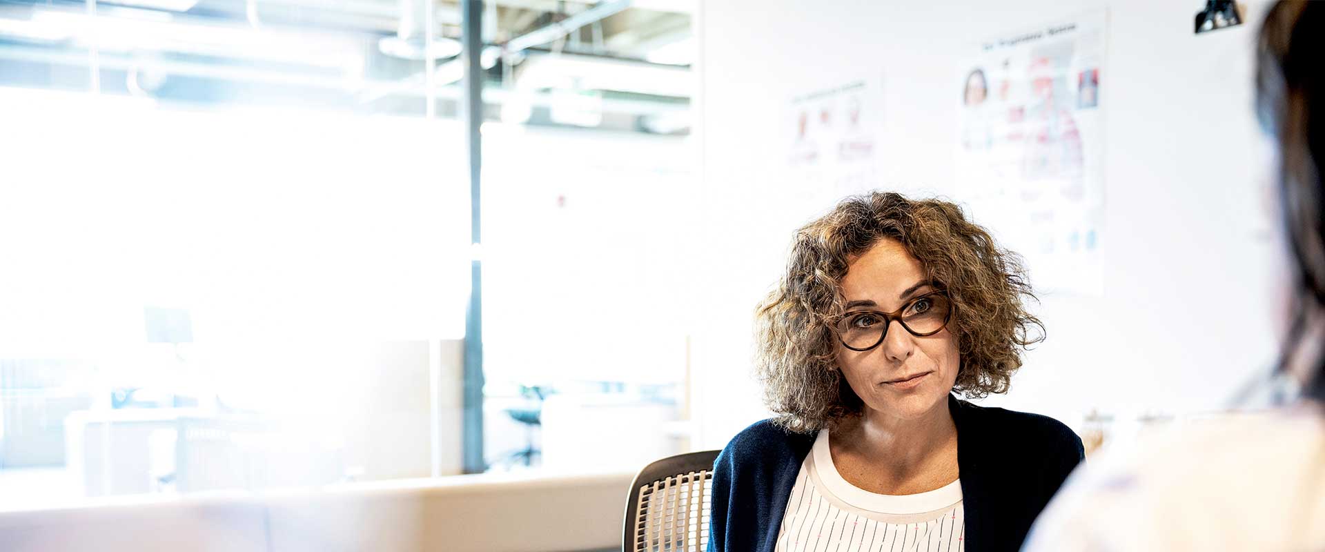 Équipe examinant ensemble les mesures de performance financière